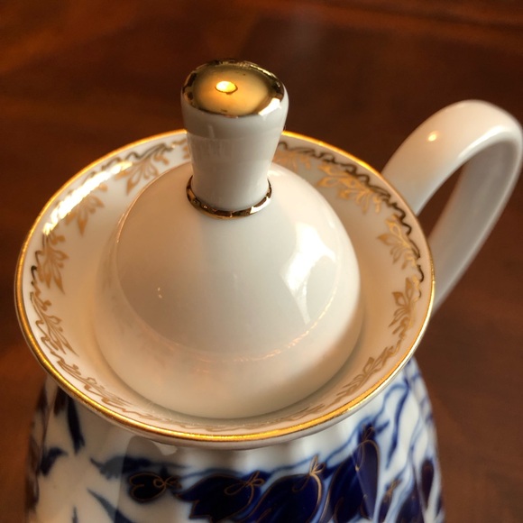 Lomonosov made in St. Petersburg Russia Porcelain with 22K Gold Trim Teapot - Picture 4 of 10